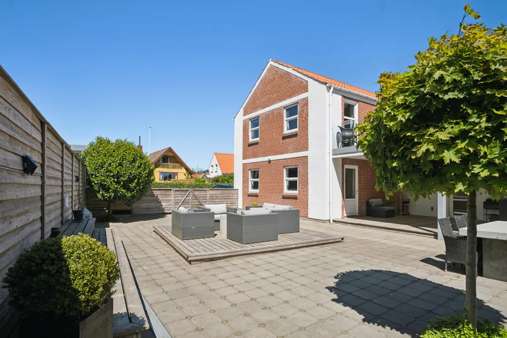 Jardin - Architectural House with Water View in Aabenraa