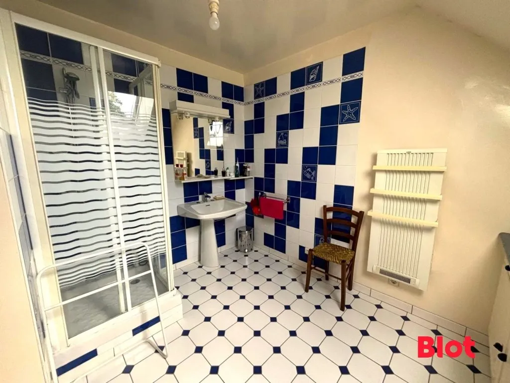 Salles de bain - Villa avec Jardin et Garage à Chartres-de-Bretagne