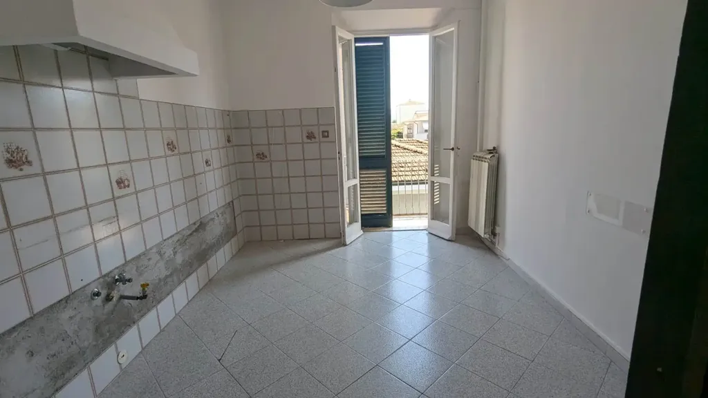 Rooms - Four-Room Apartment with Balcony in Pisa