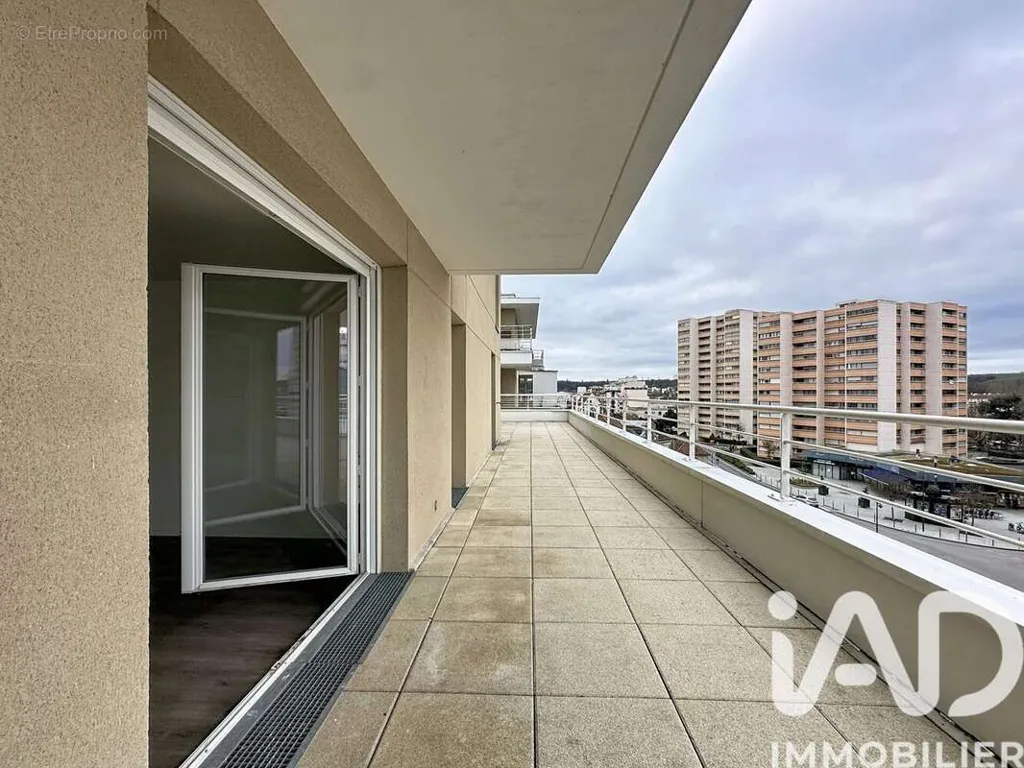 Rõdu - Apartment with Large Terrace in Chelles Centre