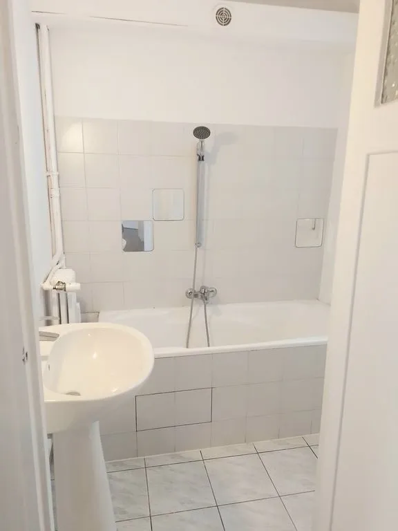 Salles de bain - Appartement de Luxe avec Hauteur sous Plafond à Belleville