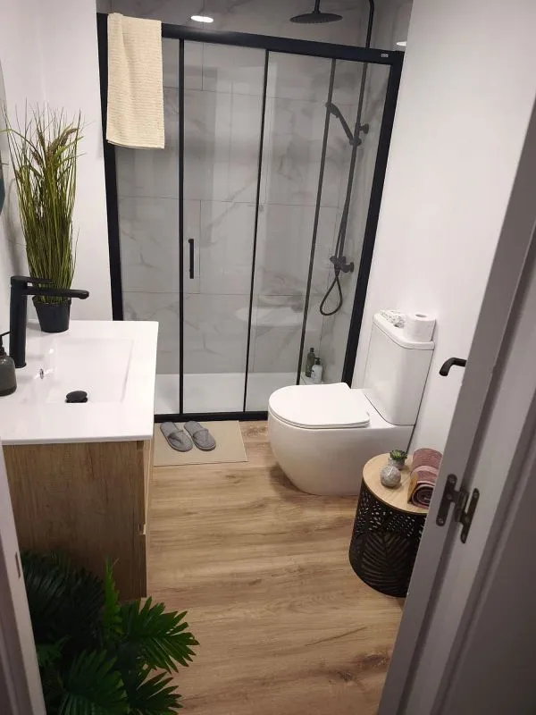 Bathrooms - Ground Floor Flat with A/C in Eixample Centre