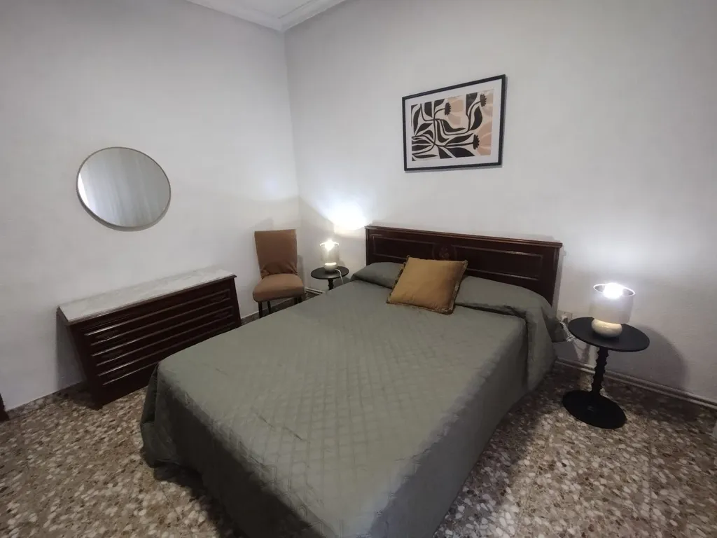Chambres - 3-Bedroom Apartment with Balcony in City Centre