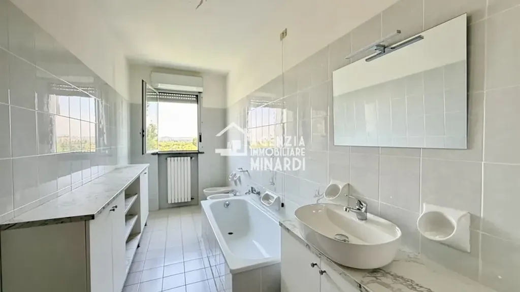 Vannitoad - Bright 3-Bedroom Apartment with Terrace in Faenza