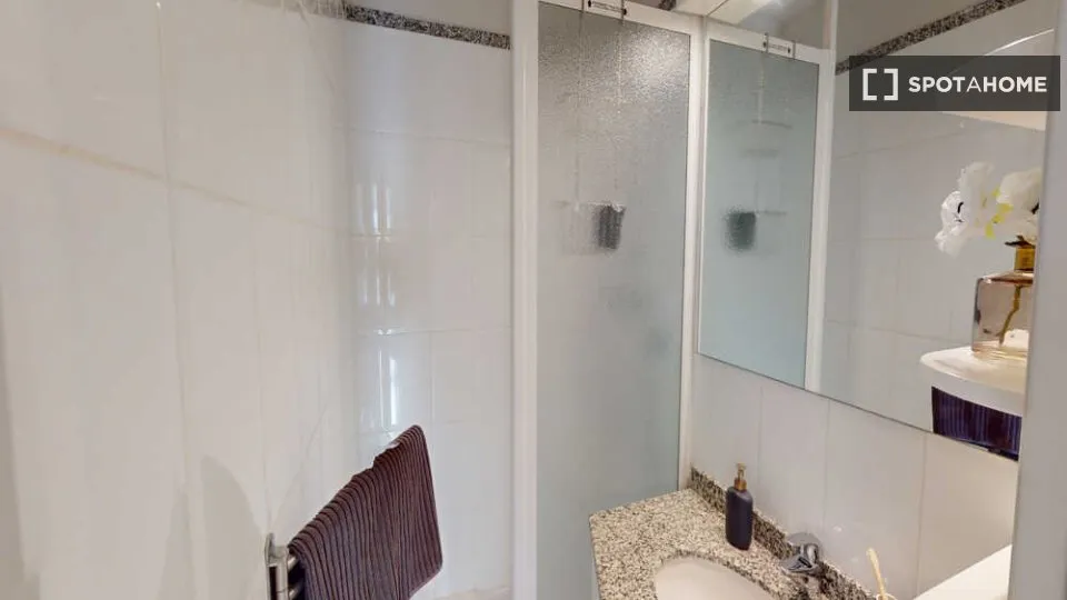 Vannitoad - Room in Shared Accommodation in Paris