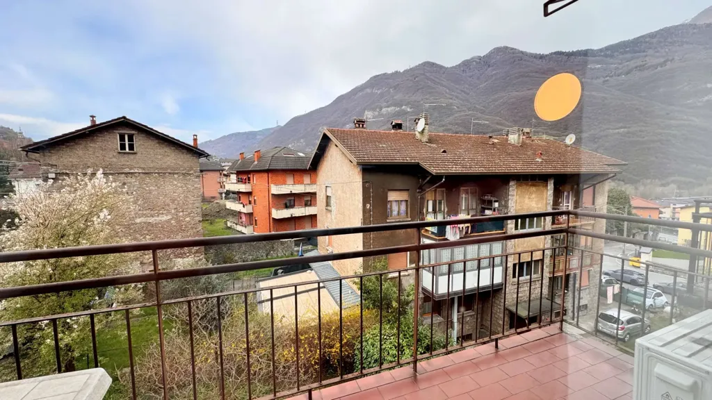 Balcone - Three-Room Apartment with Balcony in Breno