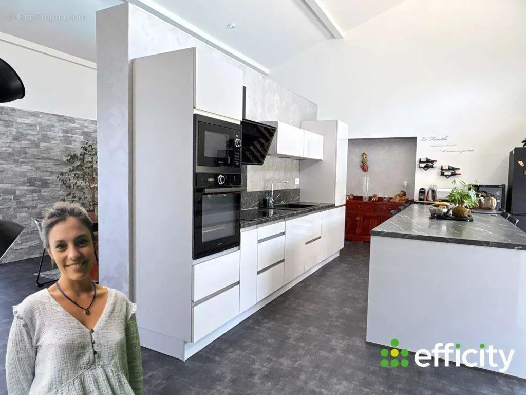 Cuisine - Villa Contemporaine avec Piscine à Montbrison