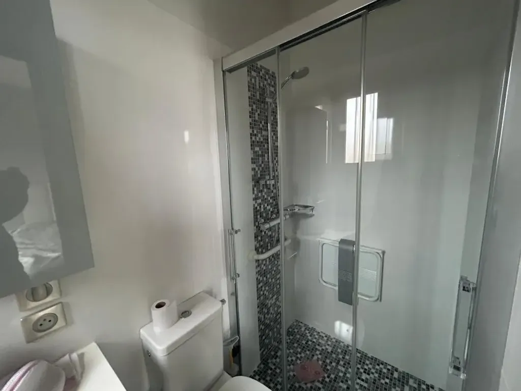Vannitoad - House with Substantial Basement in La Rochelle