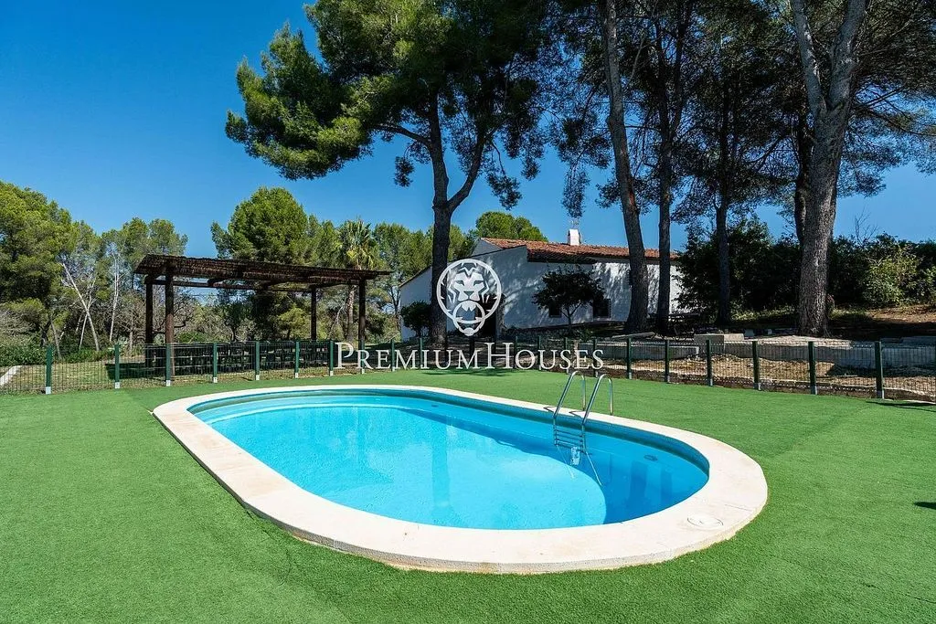 Bassein - Luxury Farmhouse with Pool near Catllar