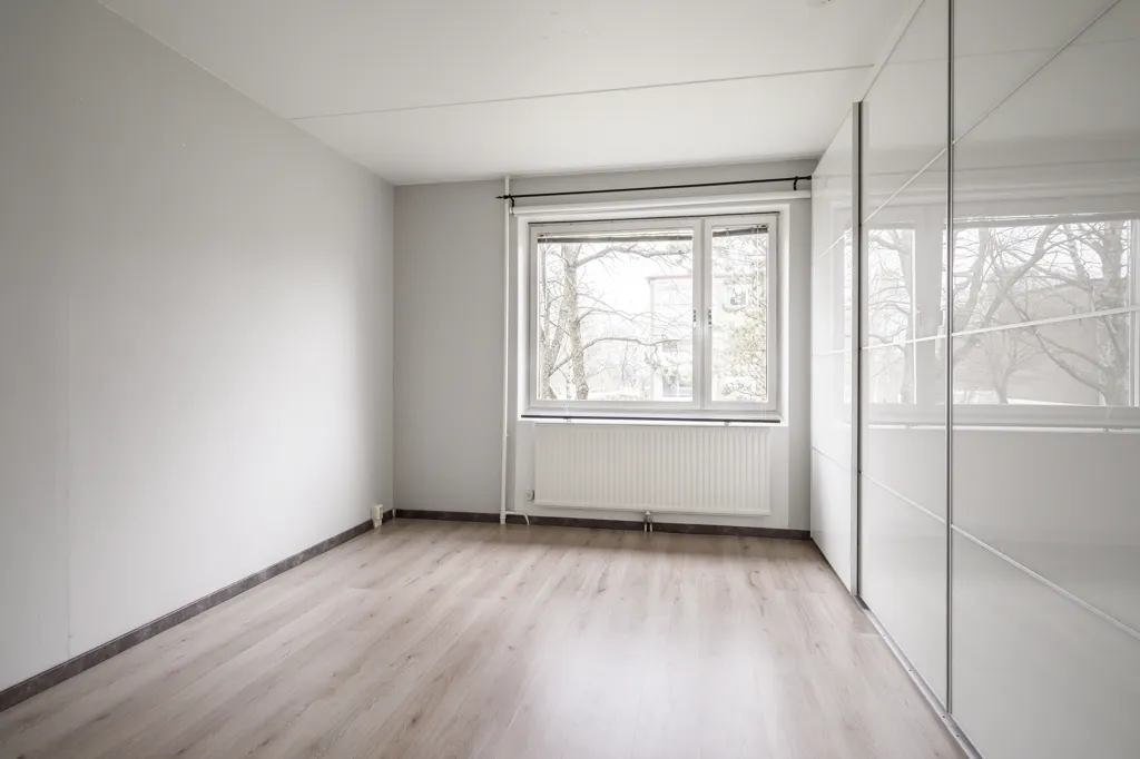 Magamistoad - Through-Planed Flat with Glass Balcony in Göteborg