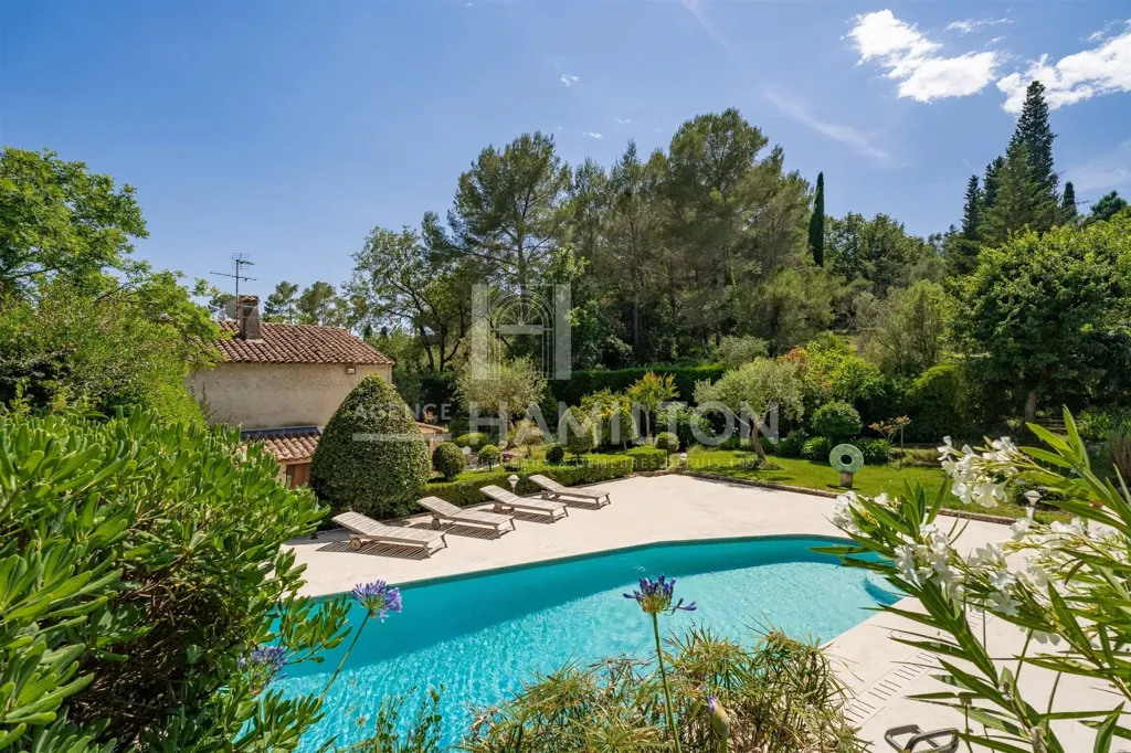 Piscine - Villa Luxueuse avec Piscine à Châteauneuf-Grasse