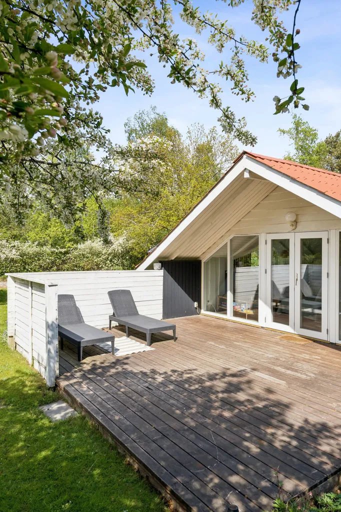 Terrass - Cottage with River View in Truust, Fårvang