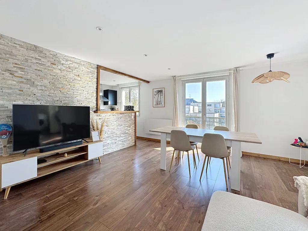 Soggiorno - Renovated Flat with Balcony in Décines-Charpieu