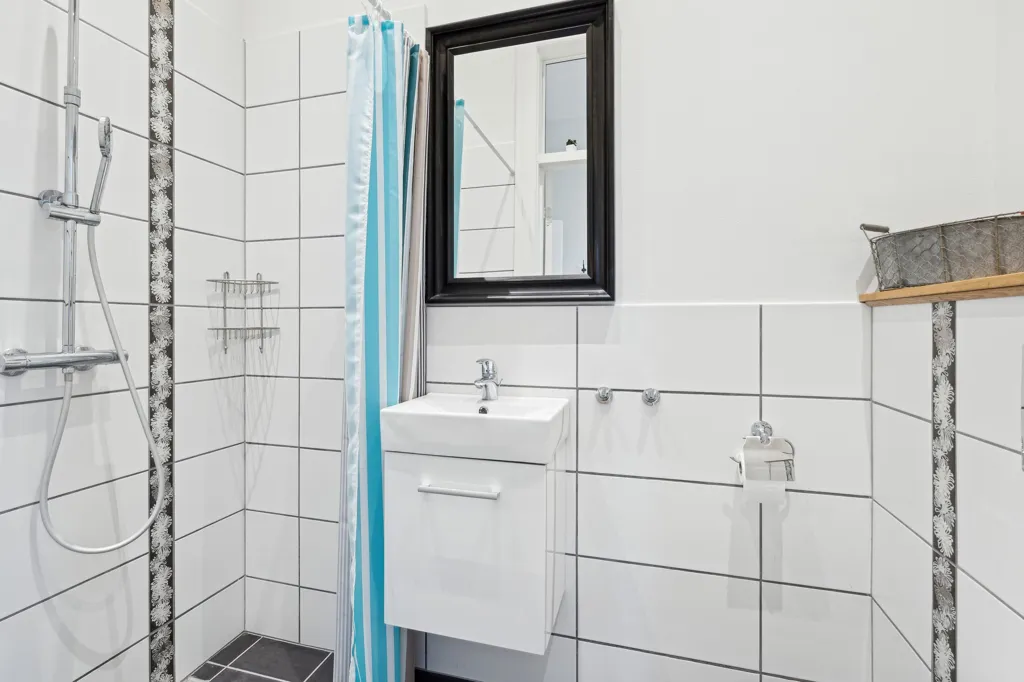 Bathrooms - Historic Manor with Garden in Midtsjælland