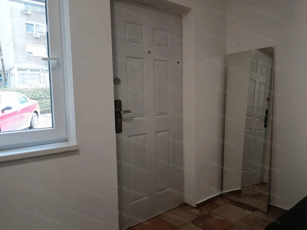 Ingresso - Panell House with Office Space in Tatabánya