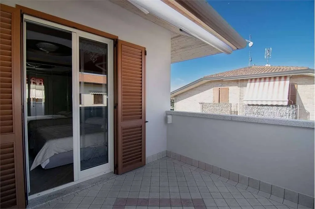Balcony - Luxury Villa with Private Garden in Boltiere