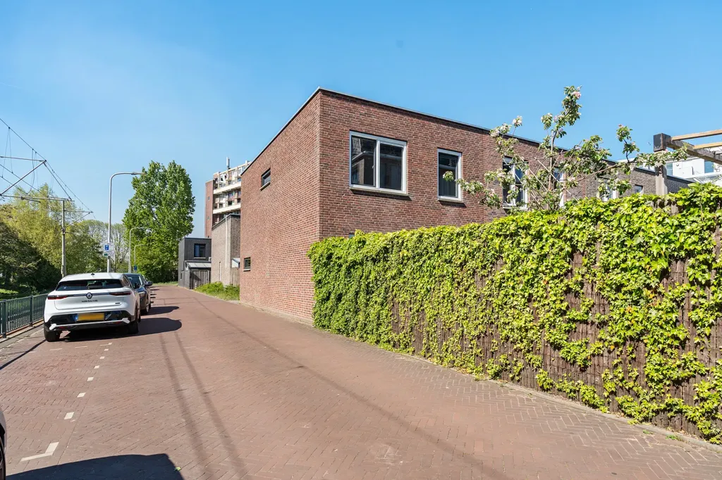 Välivaade - Modern Corner House with Solar Panels in 's-Gravenhage