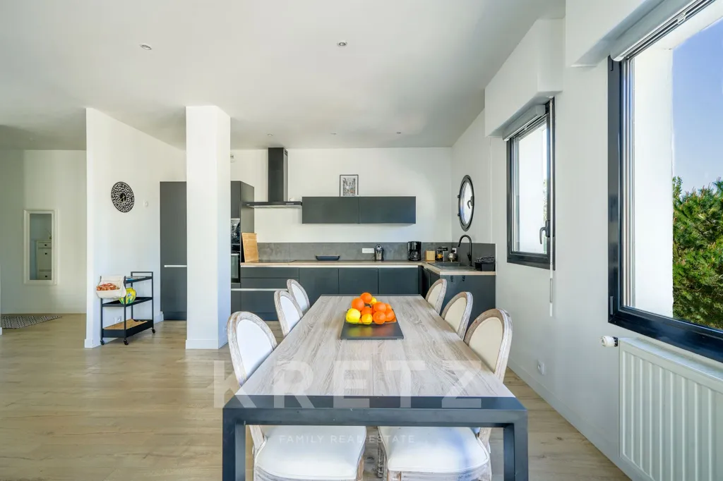 Salle à manger - Appartement Rénové avec Vue Mer au Cœur de La Baule
