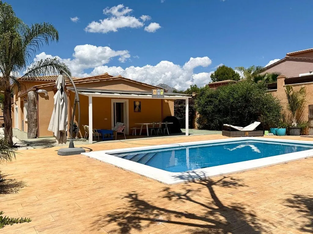 Bassein - Chalet with Private Pool in Bonalba Urbanisation