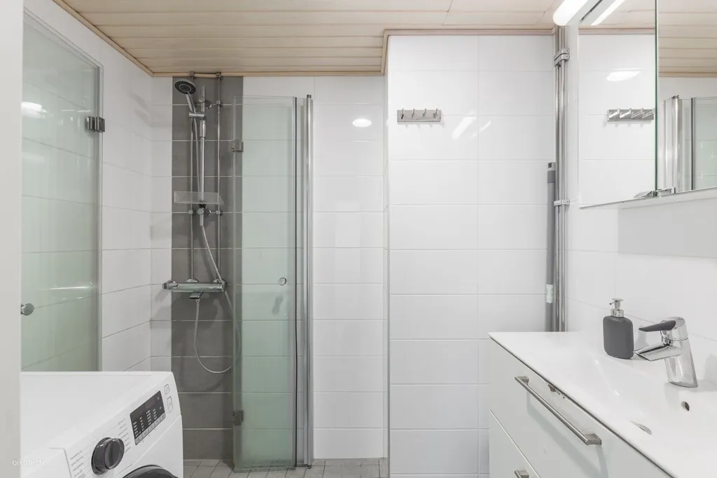 Salles de bain - Spacious Apartment with Garden in Kivenlahti, Espoo