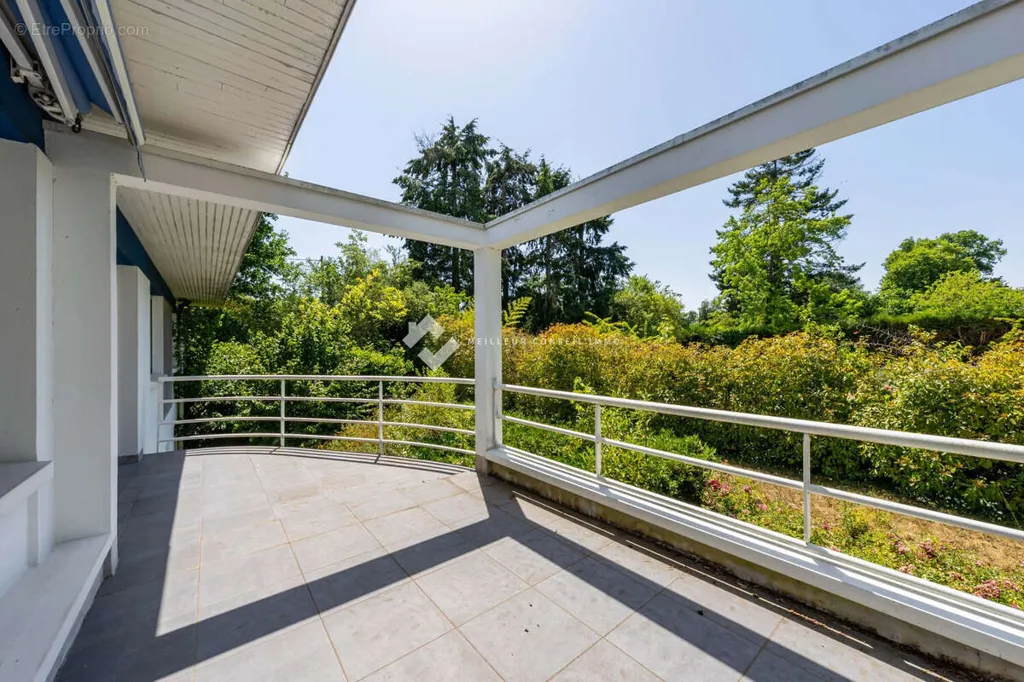 Balcone - Architectural House with Pool in Dammarie-les-Lys