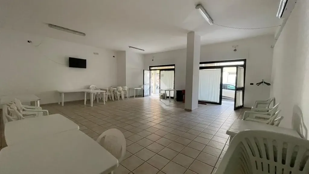 Pièces - Commercial Space with Double Frontage in Grottaglie