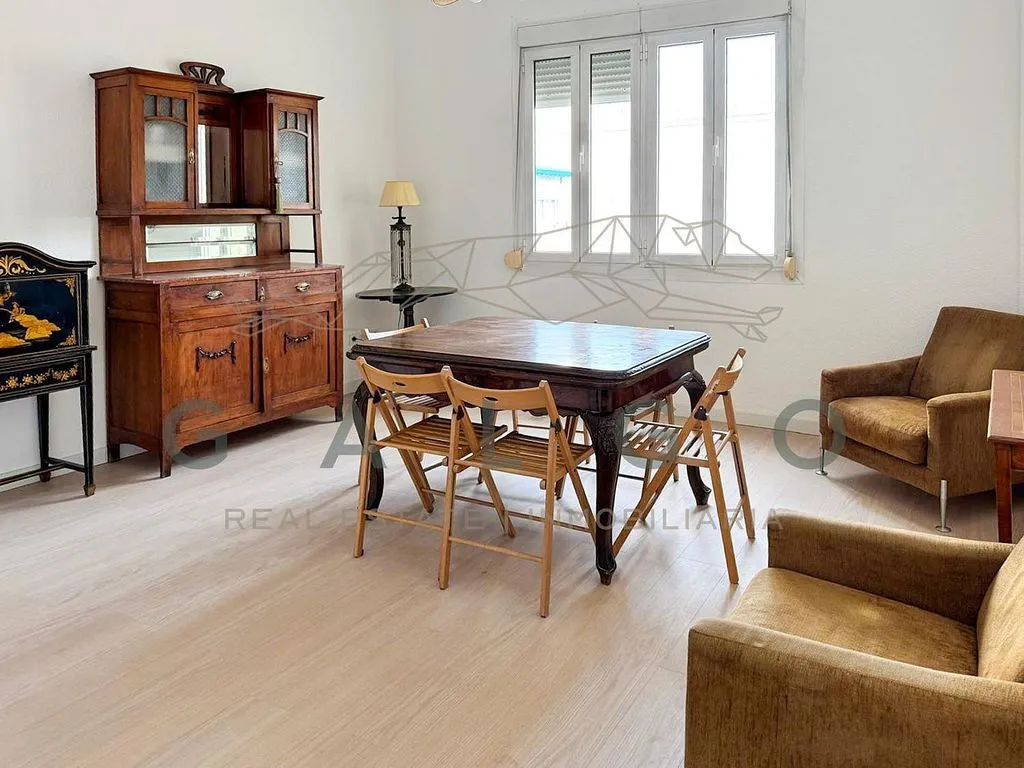 Salle à manger - Renovated Flat with High Ceilings in Arrancapins