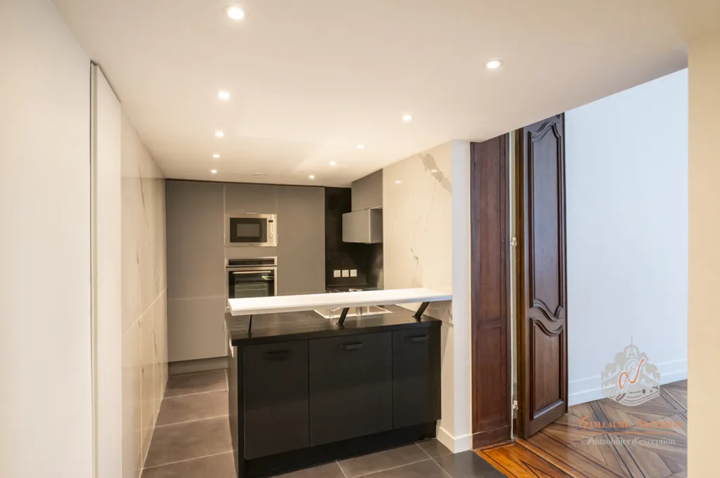 Cuisine - Appartement Luxueux avec Parquet Versailles à Paris