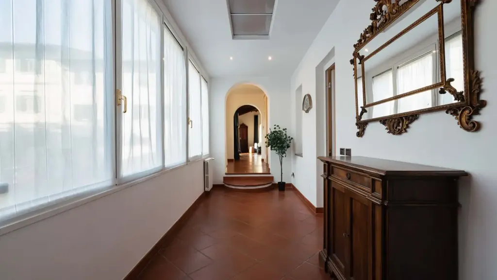 Esik - Arty Apartment with Balcony in Florence