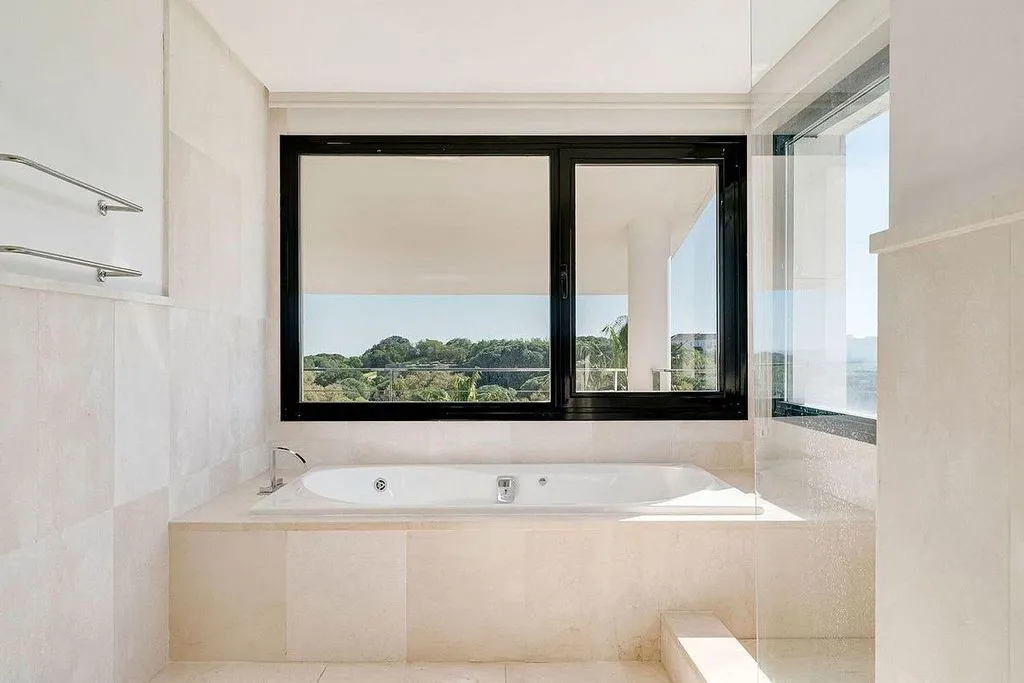 Bathrooms - Chalet with Pool and Terrace in Sotogrande