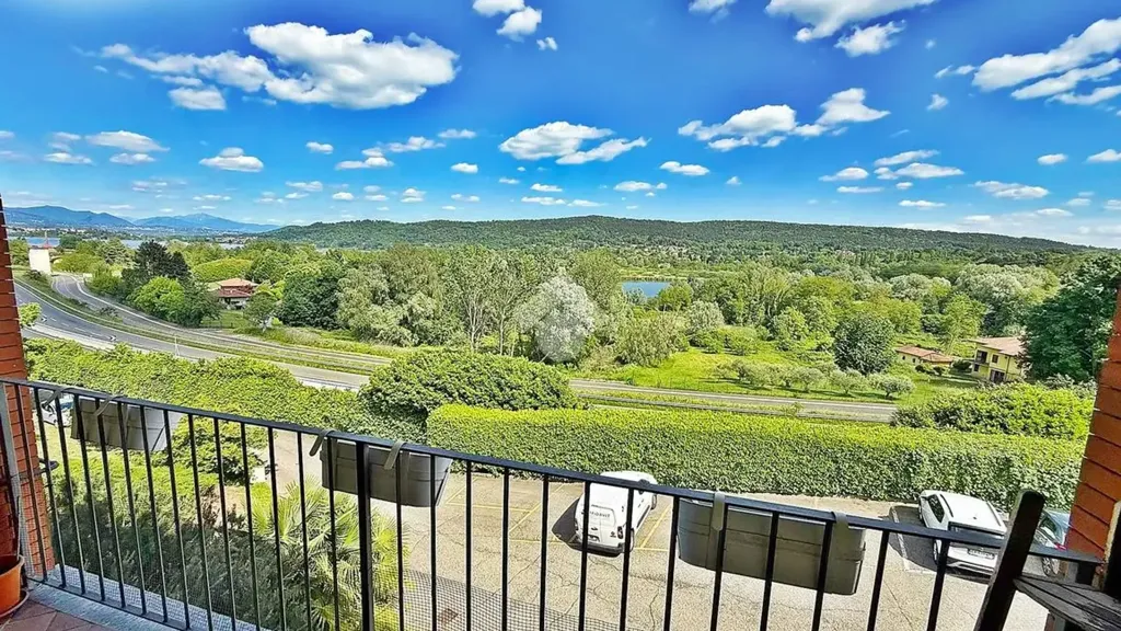 Rõdu - Rented Duplex with Lake View in Mercallo