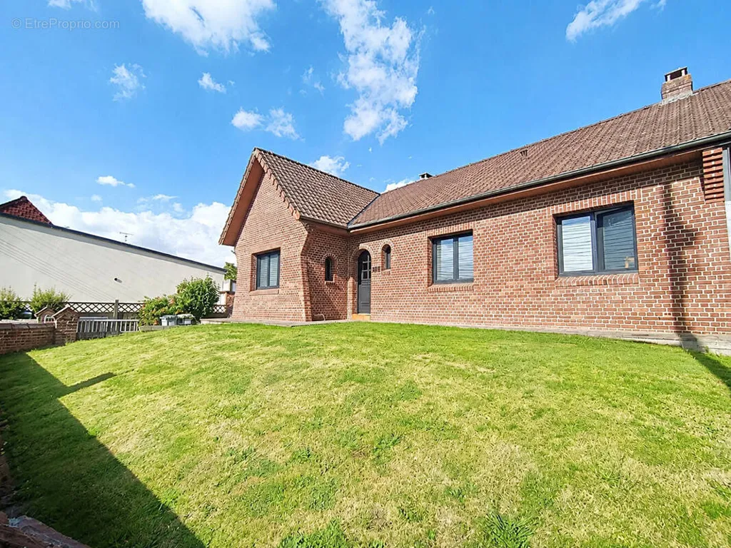 Välivaade - Partially Renovated House with Garden in Béthune