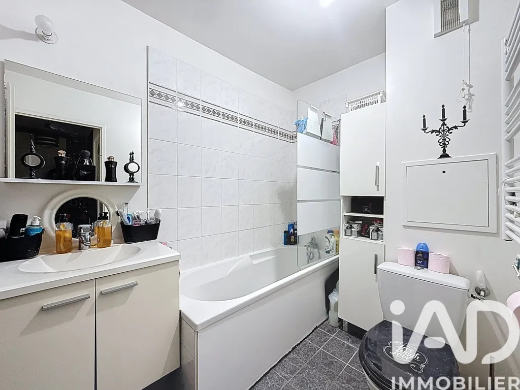 Salles de bain - Appartement Moderne en Centre-Ville à Limay
