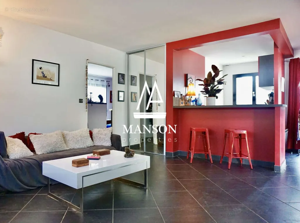 Séjour - Maison contemporaine avec piscine intérieure à Illats