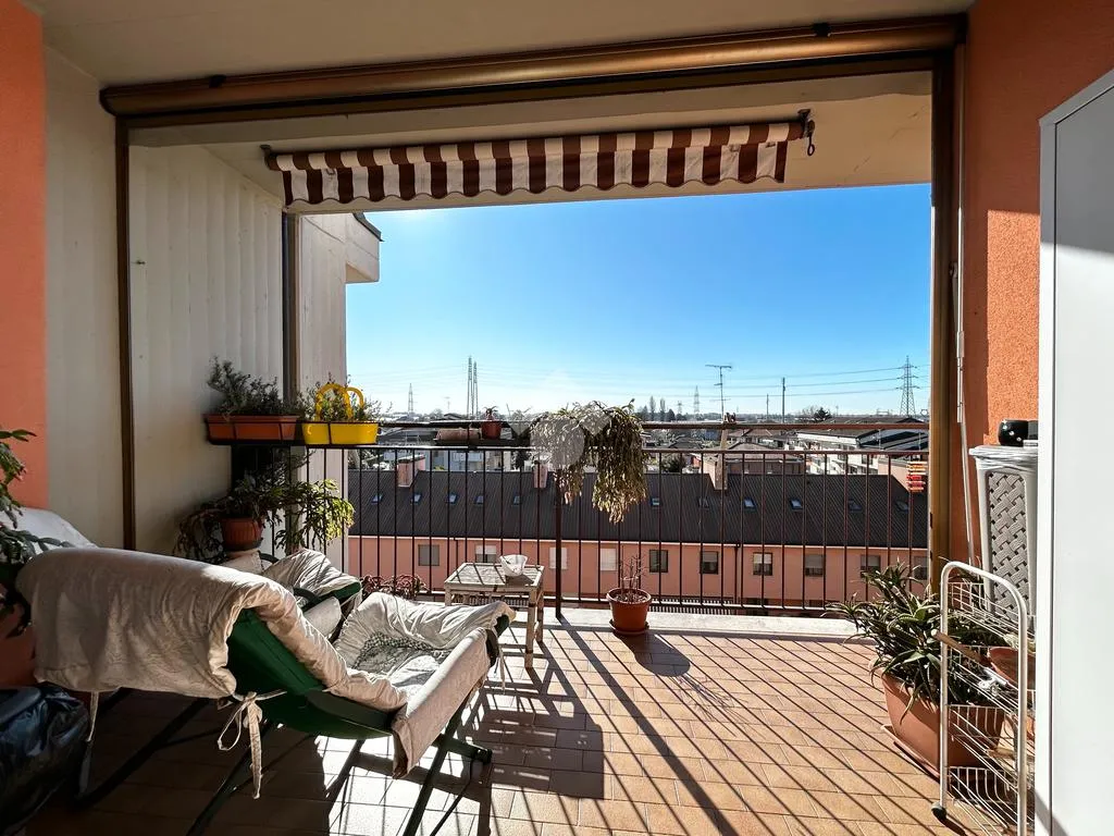 Balcon - Four-Room Apartment with Pool in Settimo Milanese