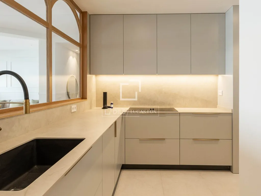 Kitchen - Luxury Flat with High Ceilings in Salamanca