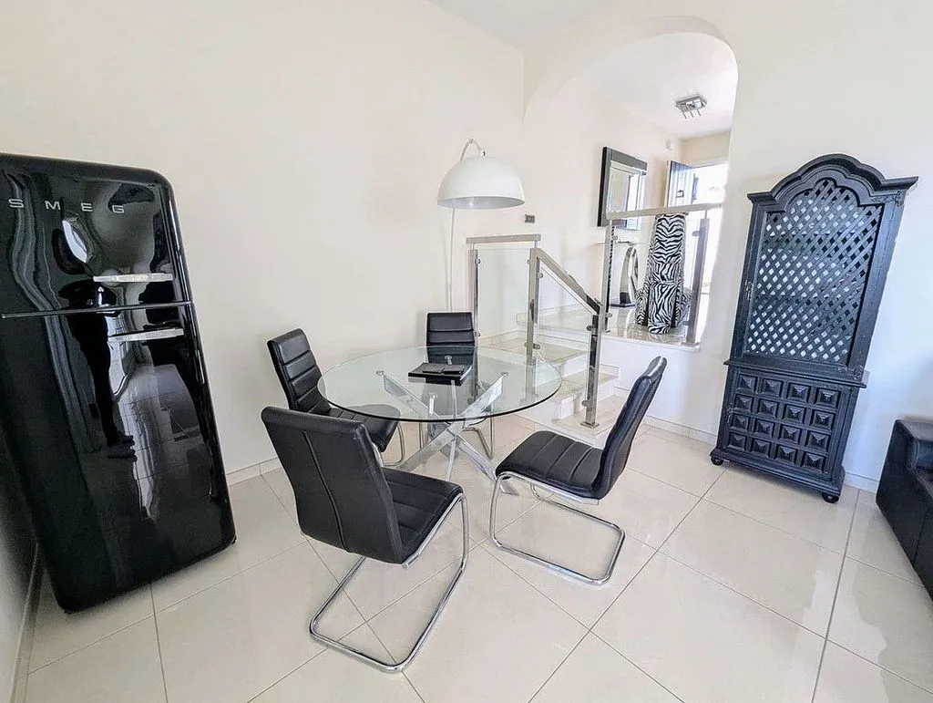 Söögituba - Penthouse with Pool in Puerto Cabopino