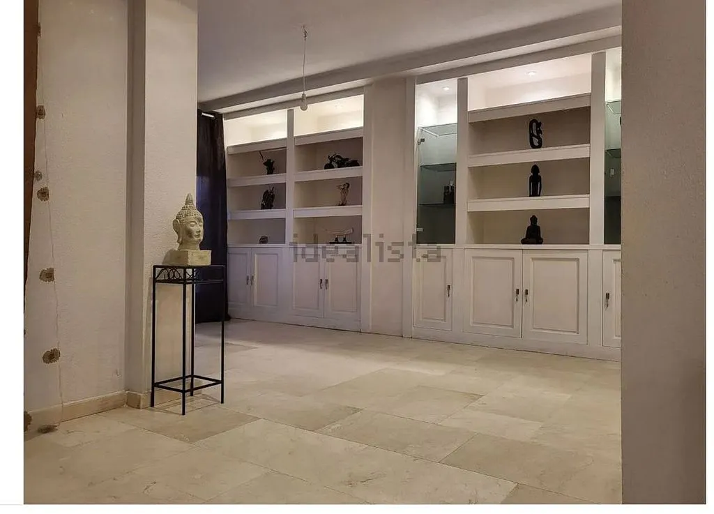 Hallway - House with Pool and Terrace in Urban Core