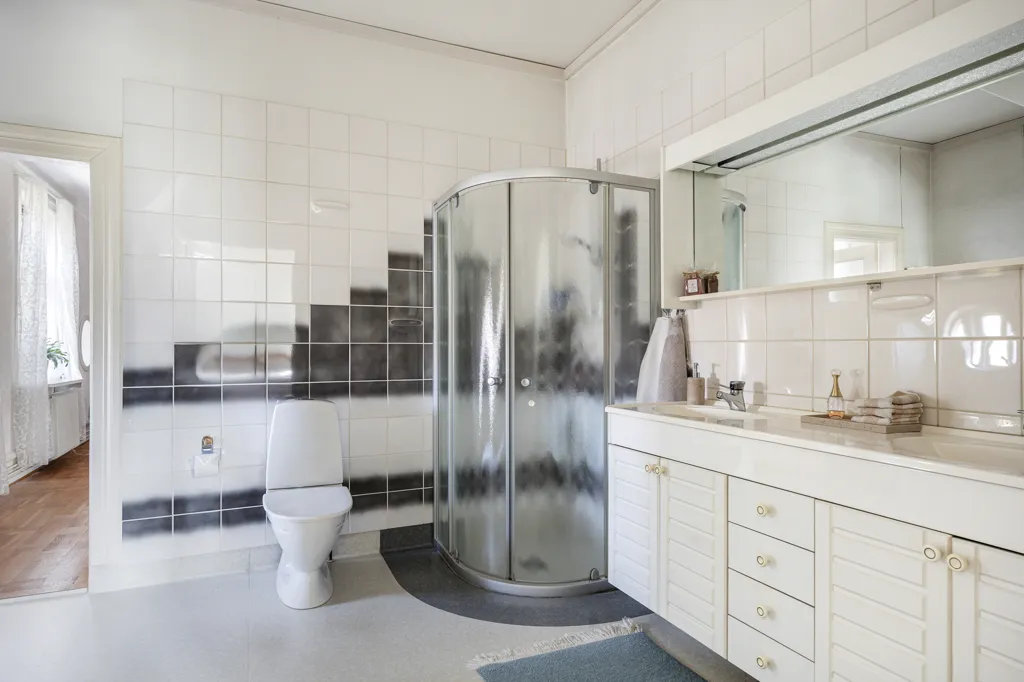 Salles de bain - Historic Villa with Garden in Old Åkarp