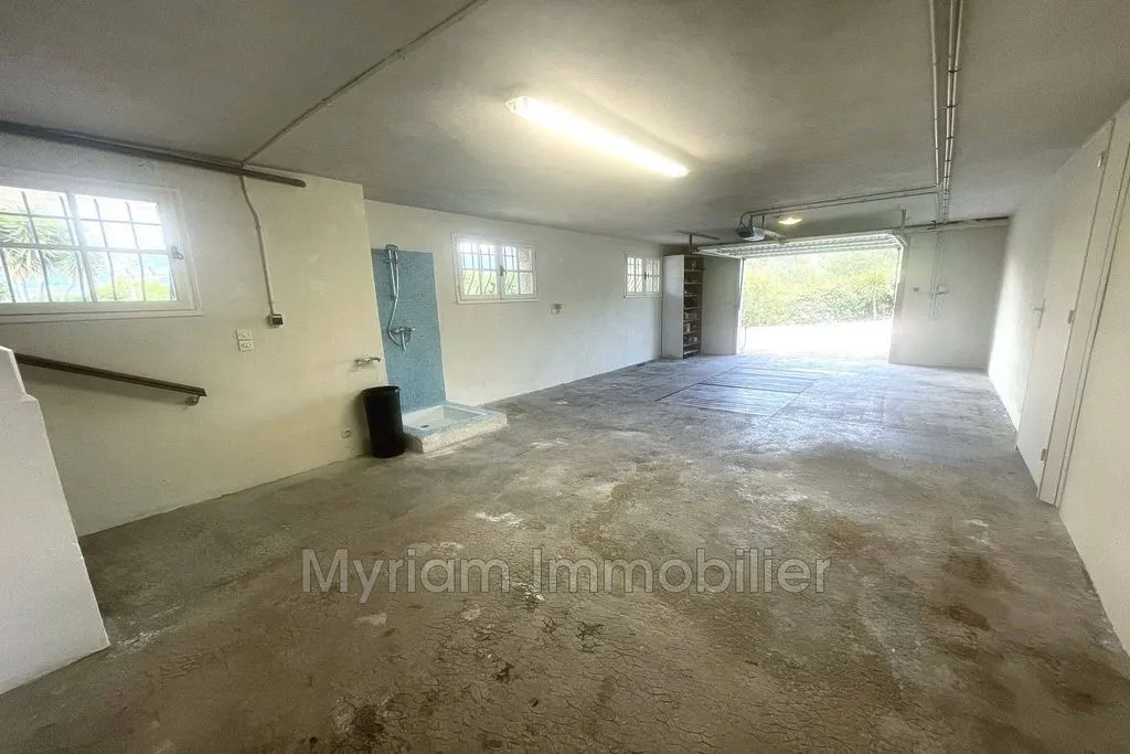 Garage - Charming Villa with Pool in Peymeinade