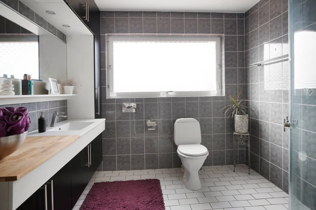 Salles de bain - Two-Storey Villa with Pool in Upplands Väsby