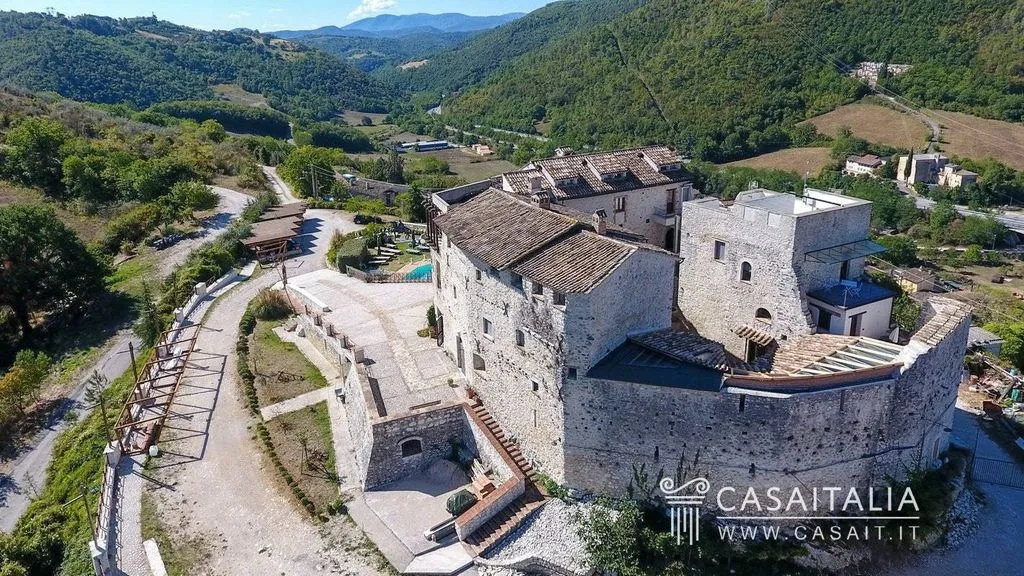 Õhuvaade - Restored Castle Resort with Mountain Views, Spoleto