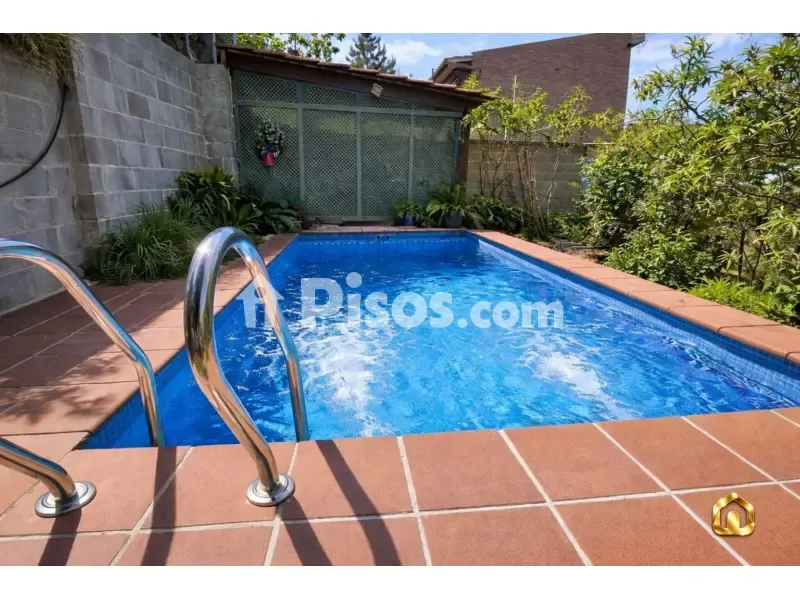 Bassein - Four-Way House with Pool in Sant Fost