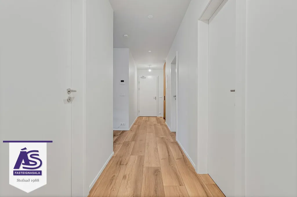 Ingresso - New 2-4 Bed Apartments with Elevator in Skarðshlíð
