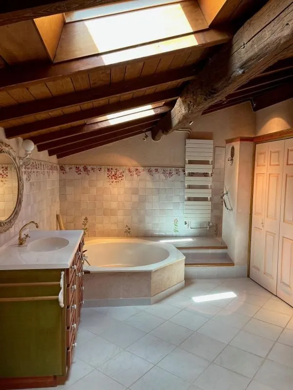 Salles de bain - Maison en Pierre avec Piscine à Dommartin
