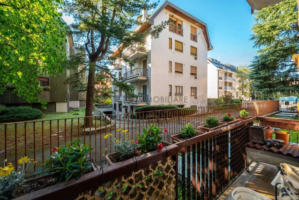 Balcon - Luxury Apartment with Triple Exposure in Milan