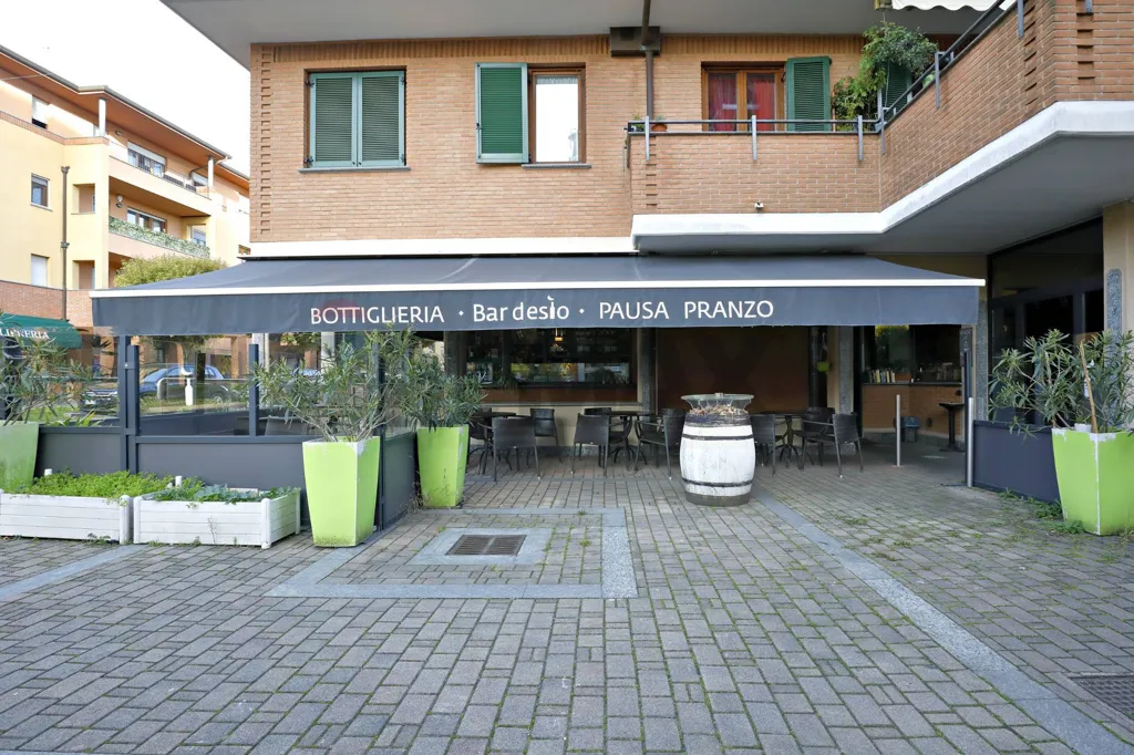Extérieur - Bar with Outdoor Seating in Desio