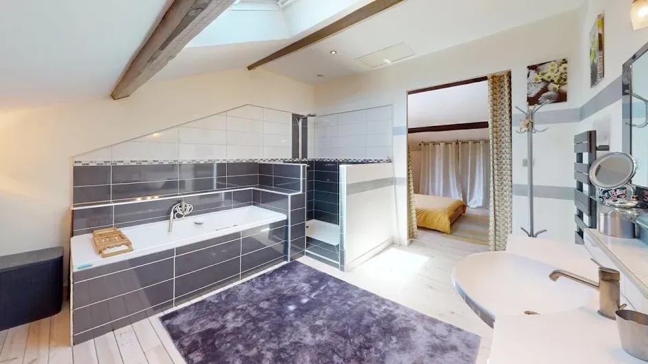 Salles de bain - Maison Rénovée avec Garage à Vaulx-en-Velin