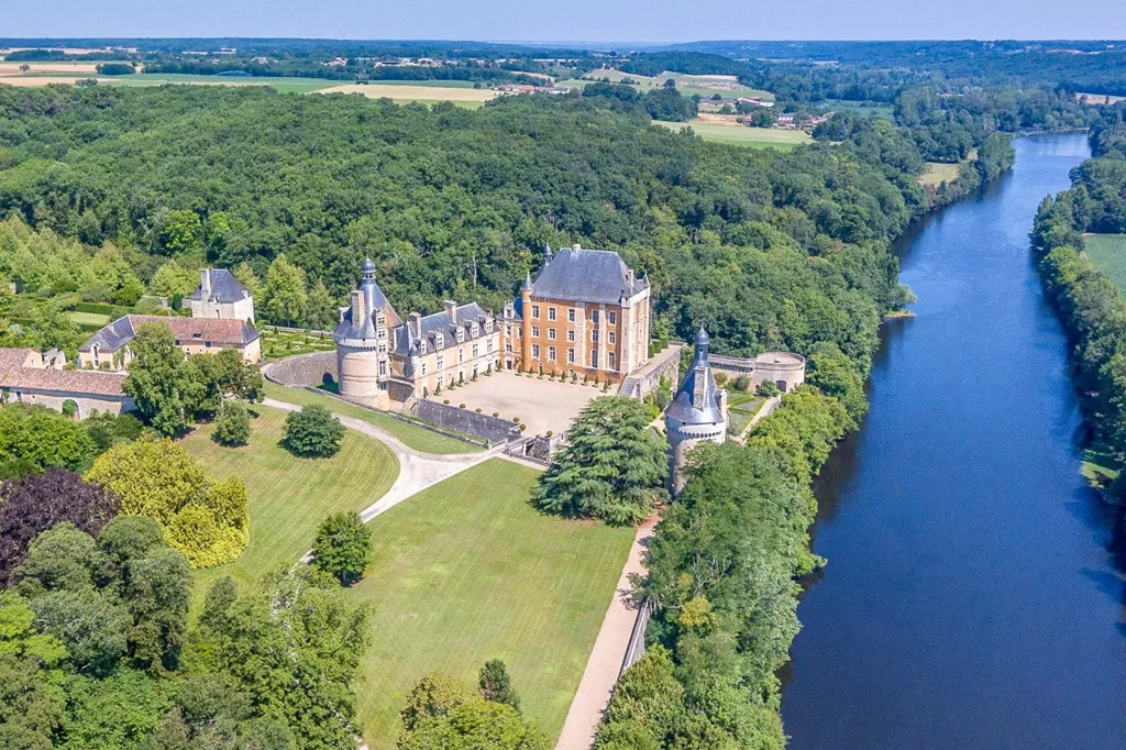 Õhuvaade - Medieval Château with River View near Poitiers