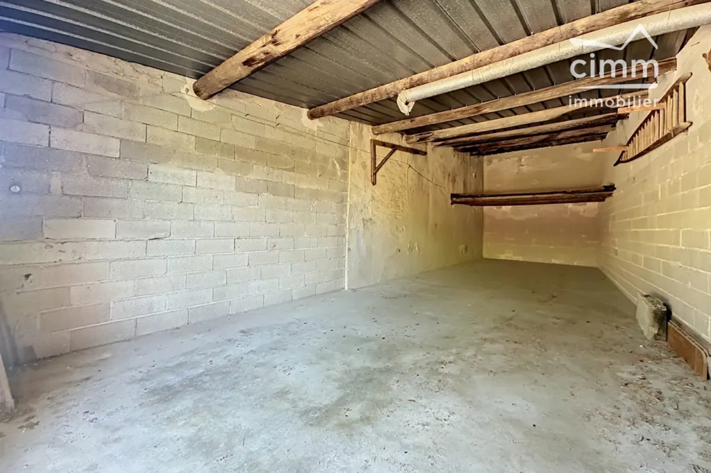 Garage - Charming Mas with Renovation Potential in Malemort-du-Comtat